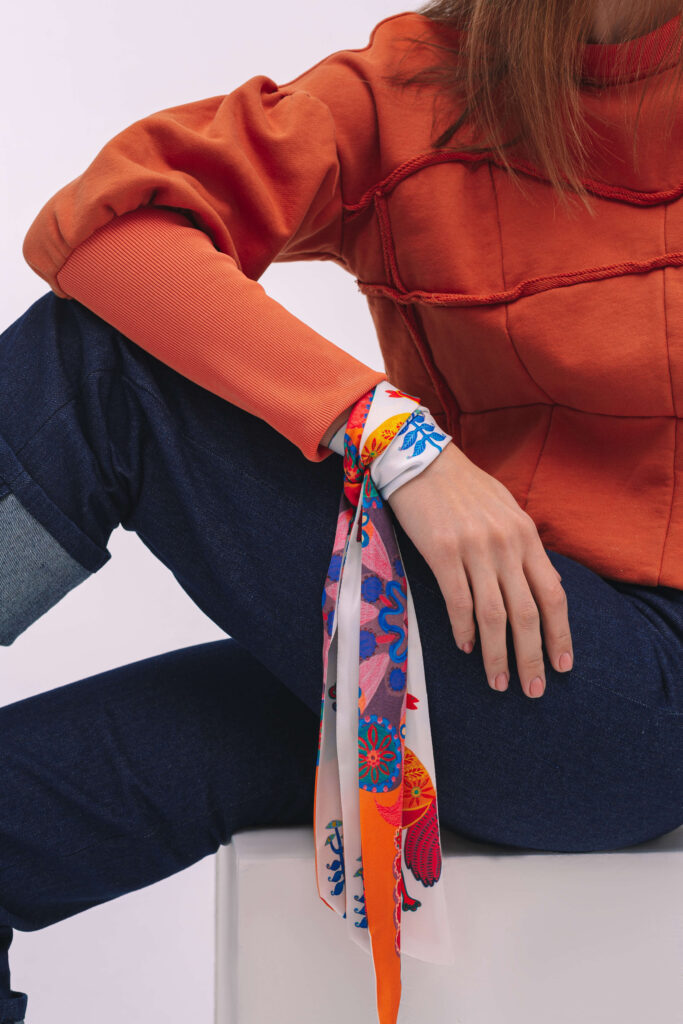 Pañuelo Twilly, con estampado de “gallos”