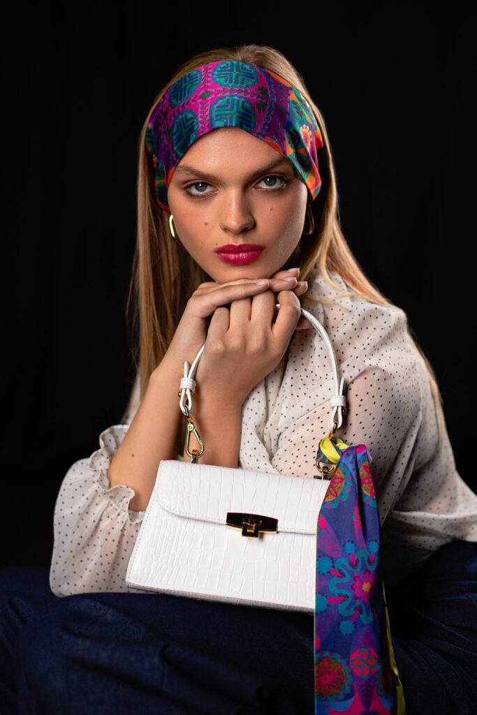 Pañuelo Twilly, con estampado de “gallos”