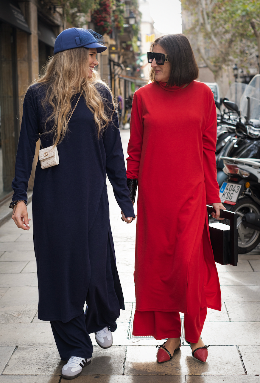 Cashmere blend blue suit with an elongated blouse