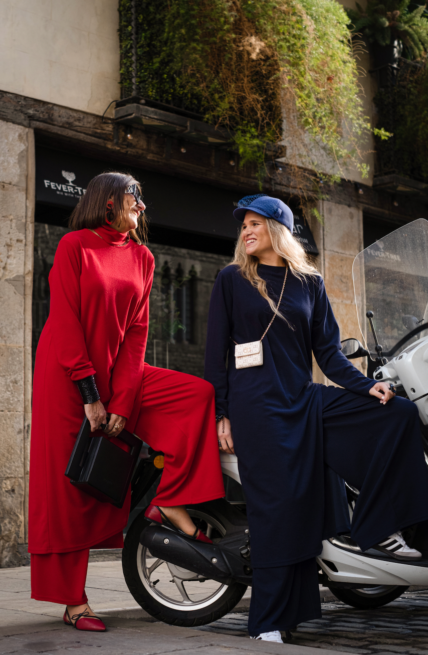 Cashmere blend blue suit with an elongated blouse