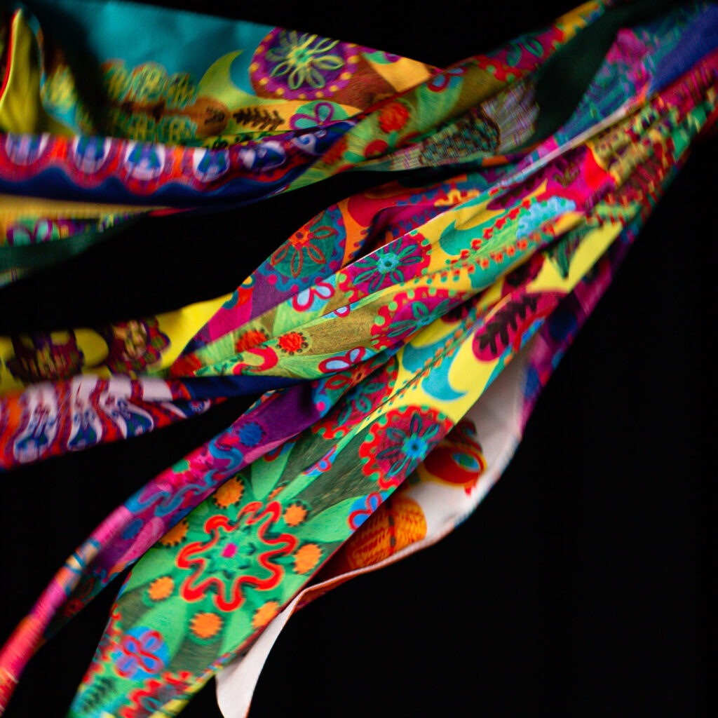Pañuelo Twilly, con estampado de “gallos”
