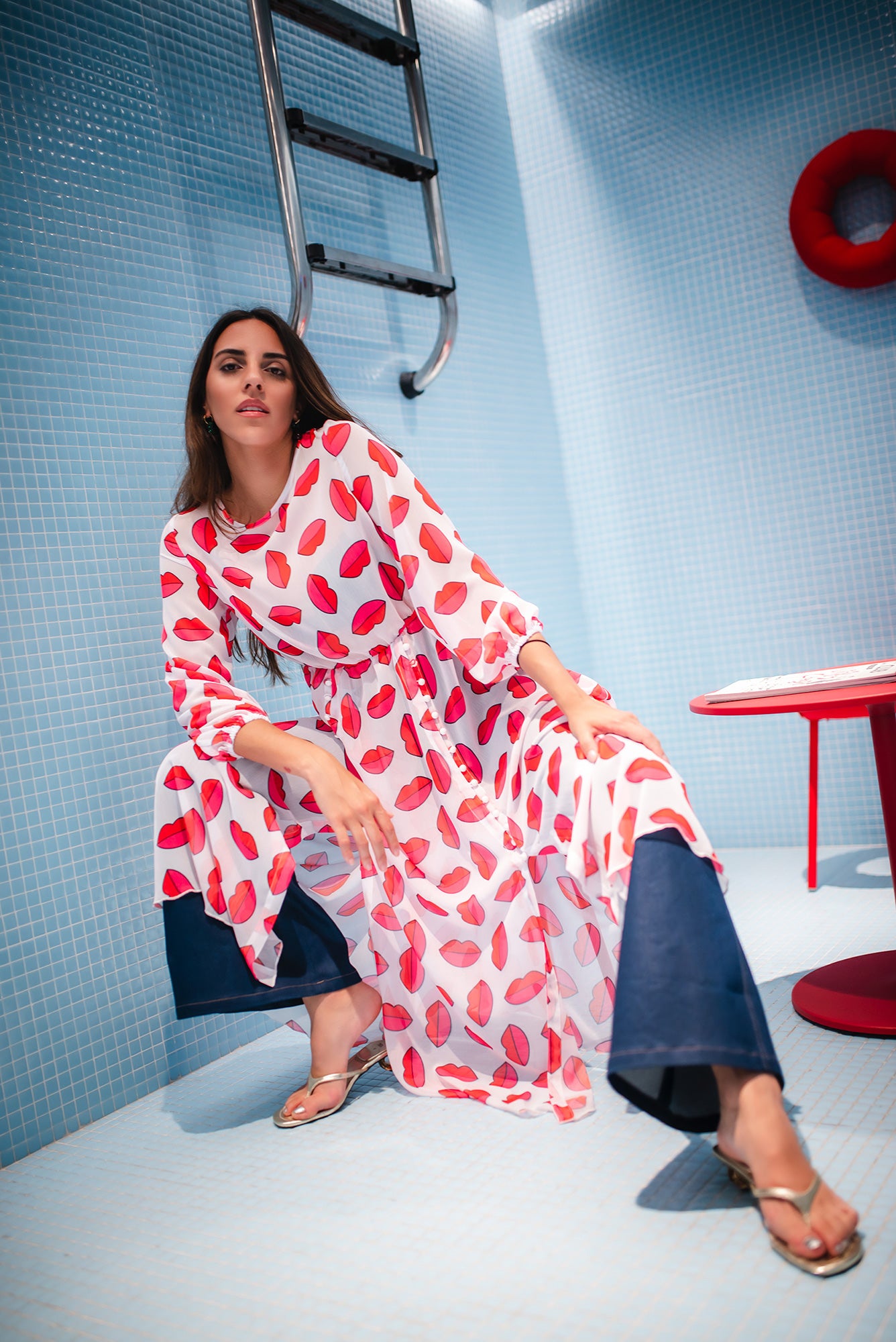 White tunic dress with exclusive "kiss" print