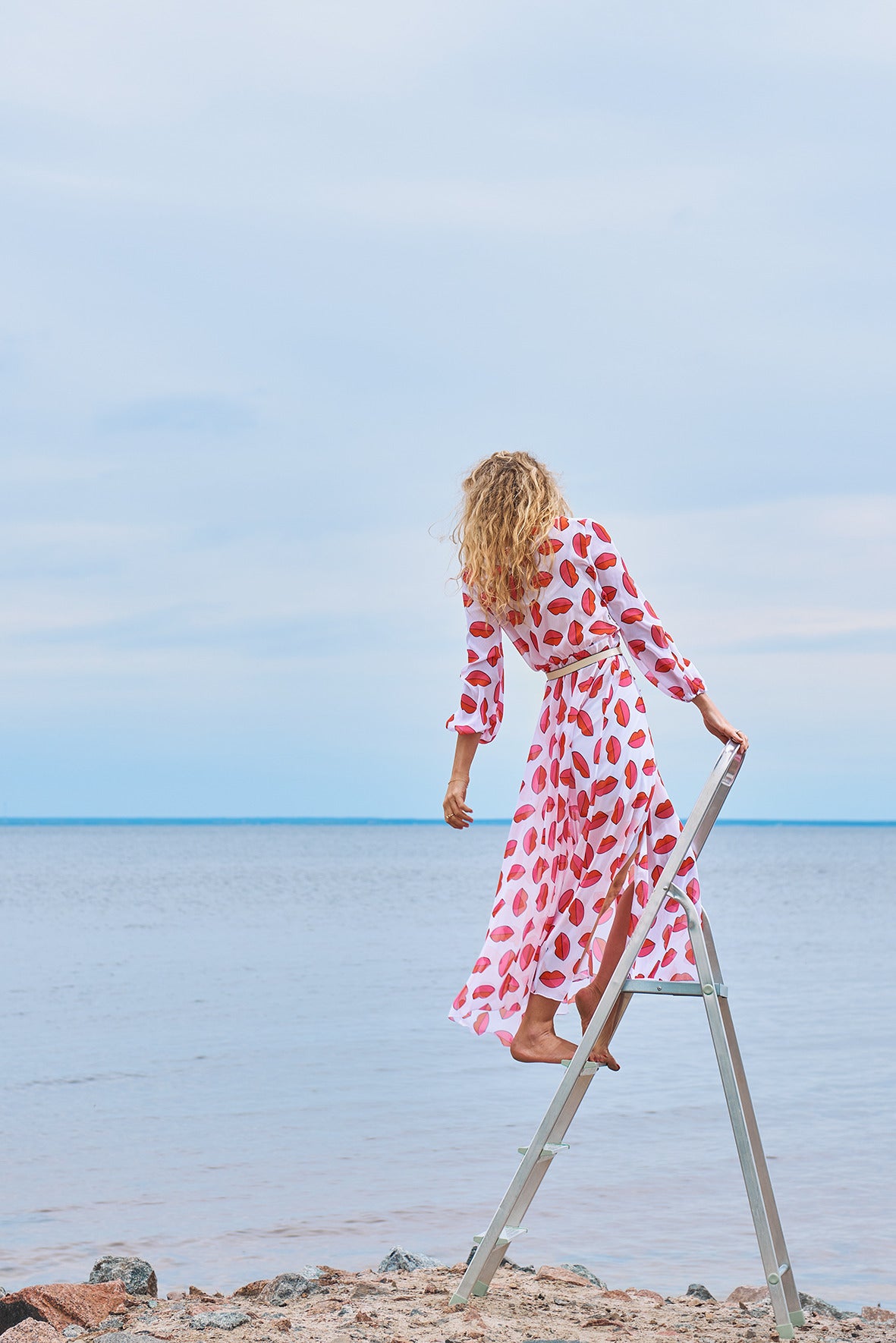 White tunic dress with exclusive "kiss" print