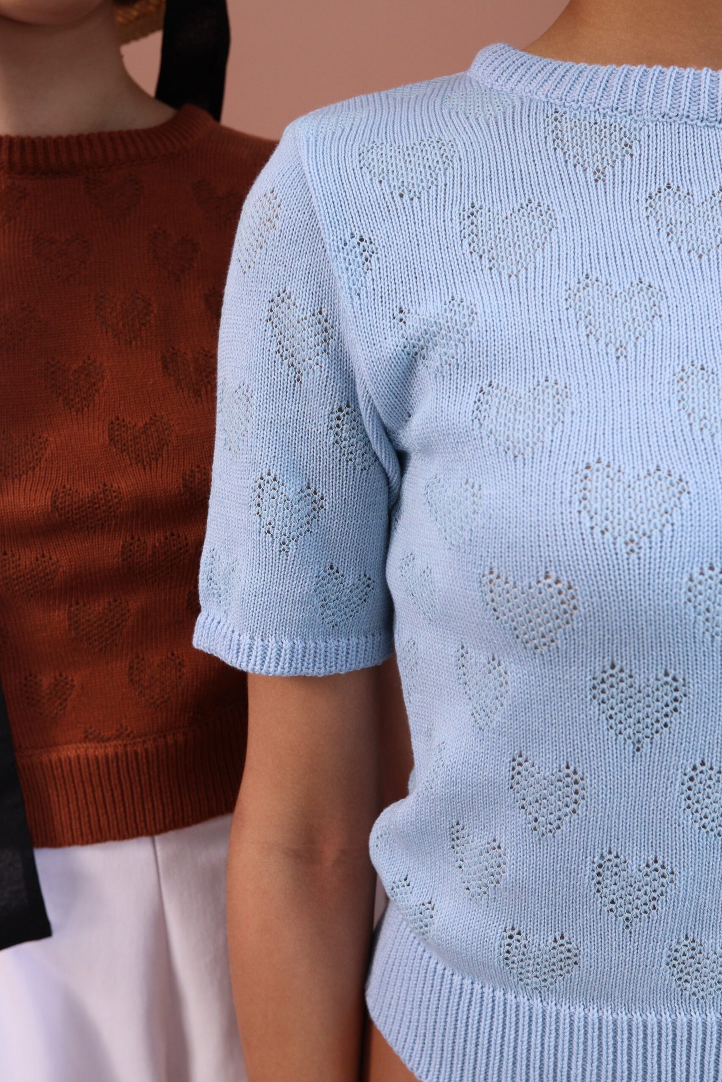 Top de punto azul con estampado de corazones