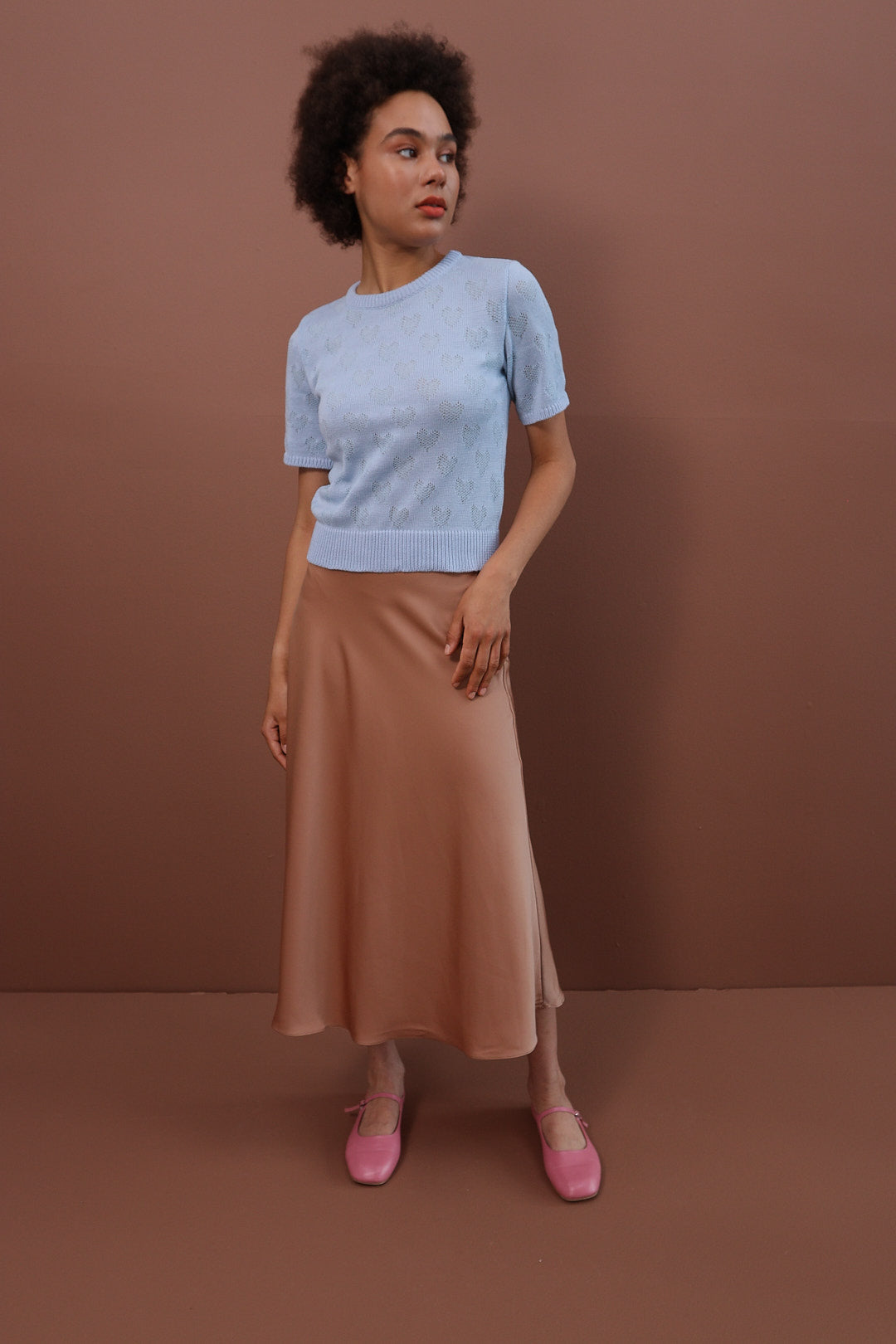 Top de punto azul con estampado de corazones