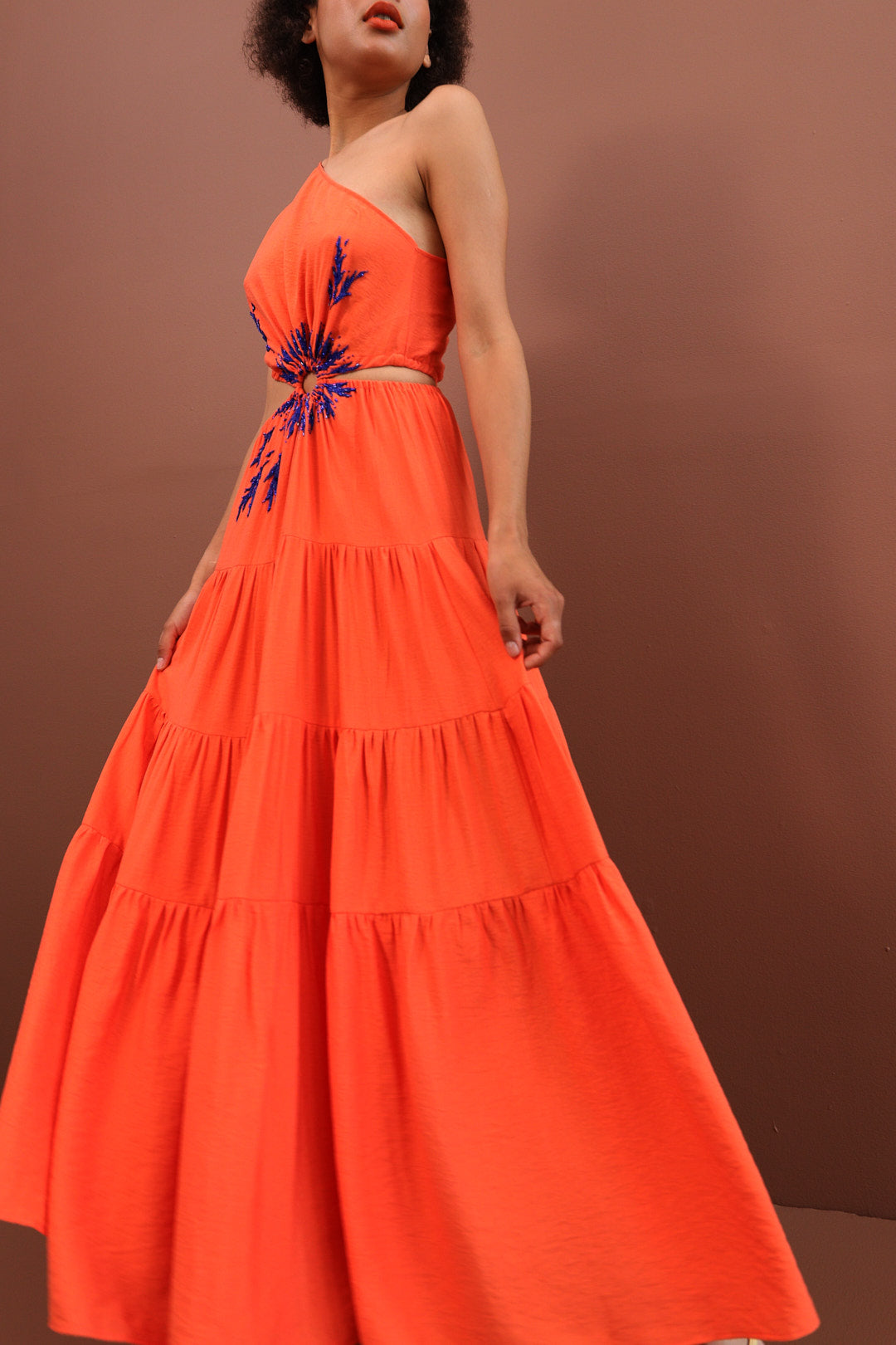 Vestido naranja con bordados hechos a mano