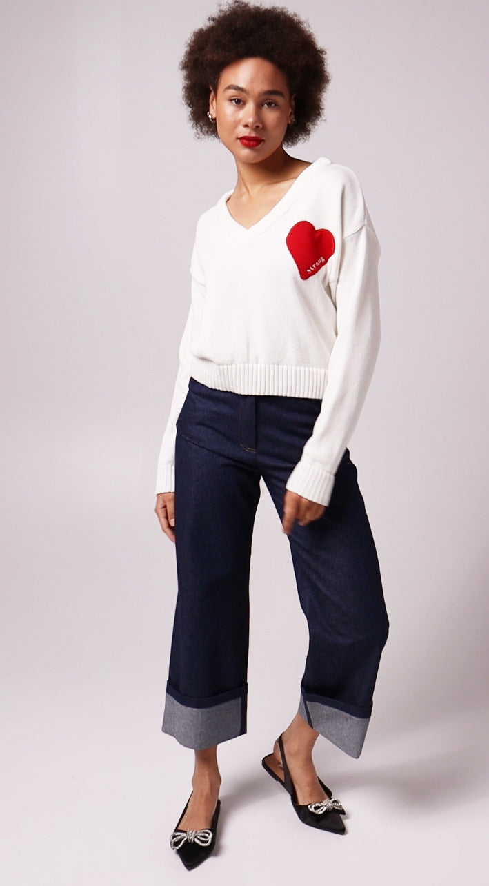 Jersey de algodón verde con cuello de pico y bordado "corazón".