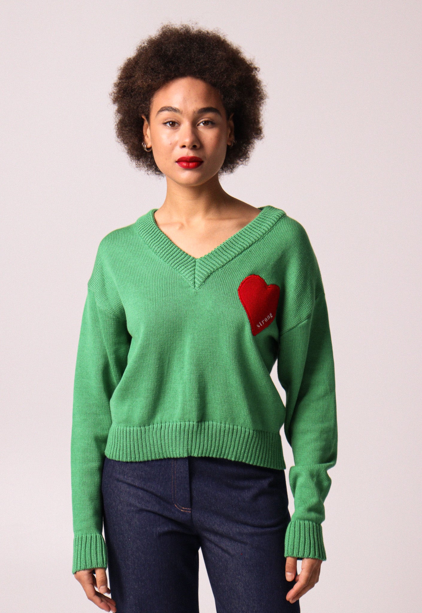 Jersey de algodón verde con cuello de pico y bordado "corazón".
