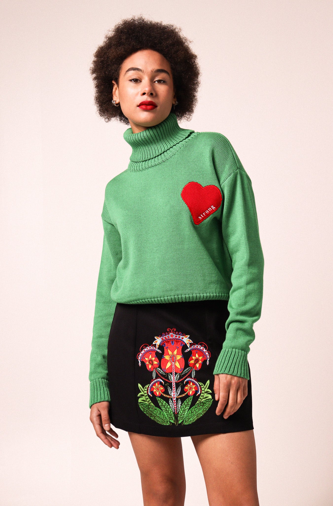 Sueter cuello alto de algodón con bordado de "corazones"