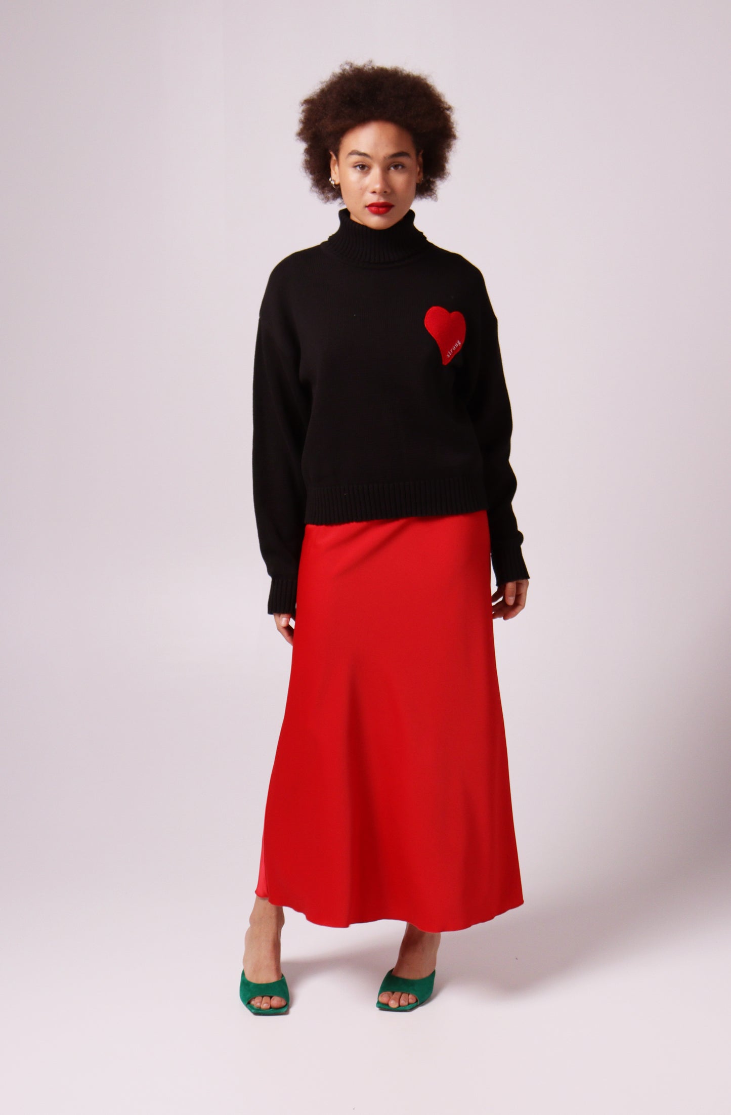 Sueter cuello alto de algodón con bordado de "corazones"