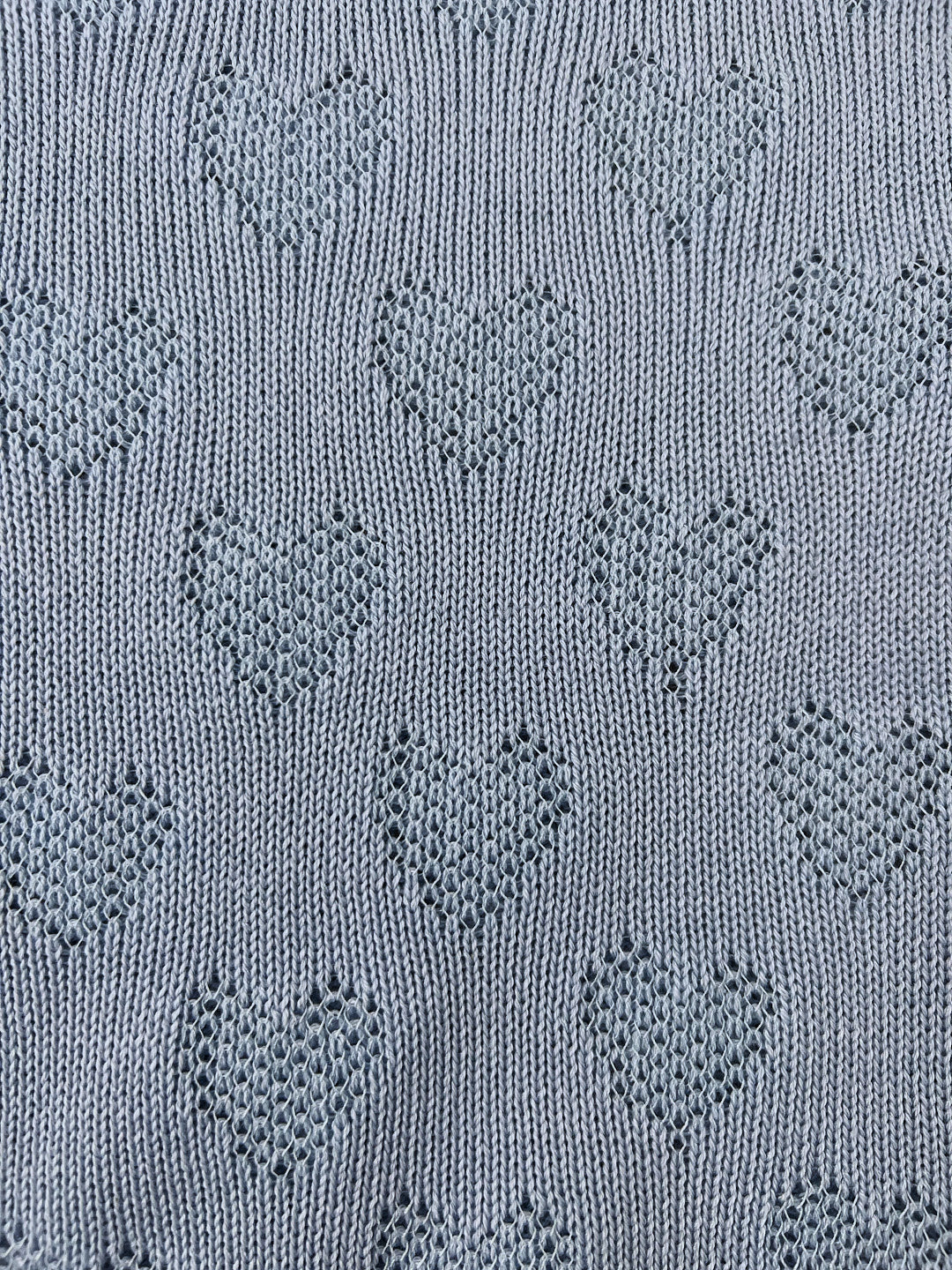 Top de punto azul con estampado de corazones