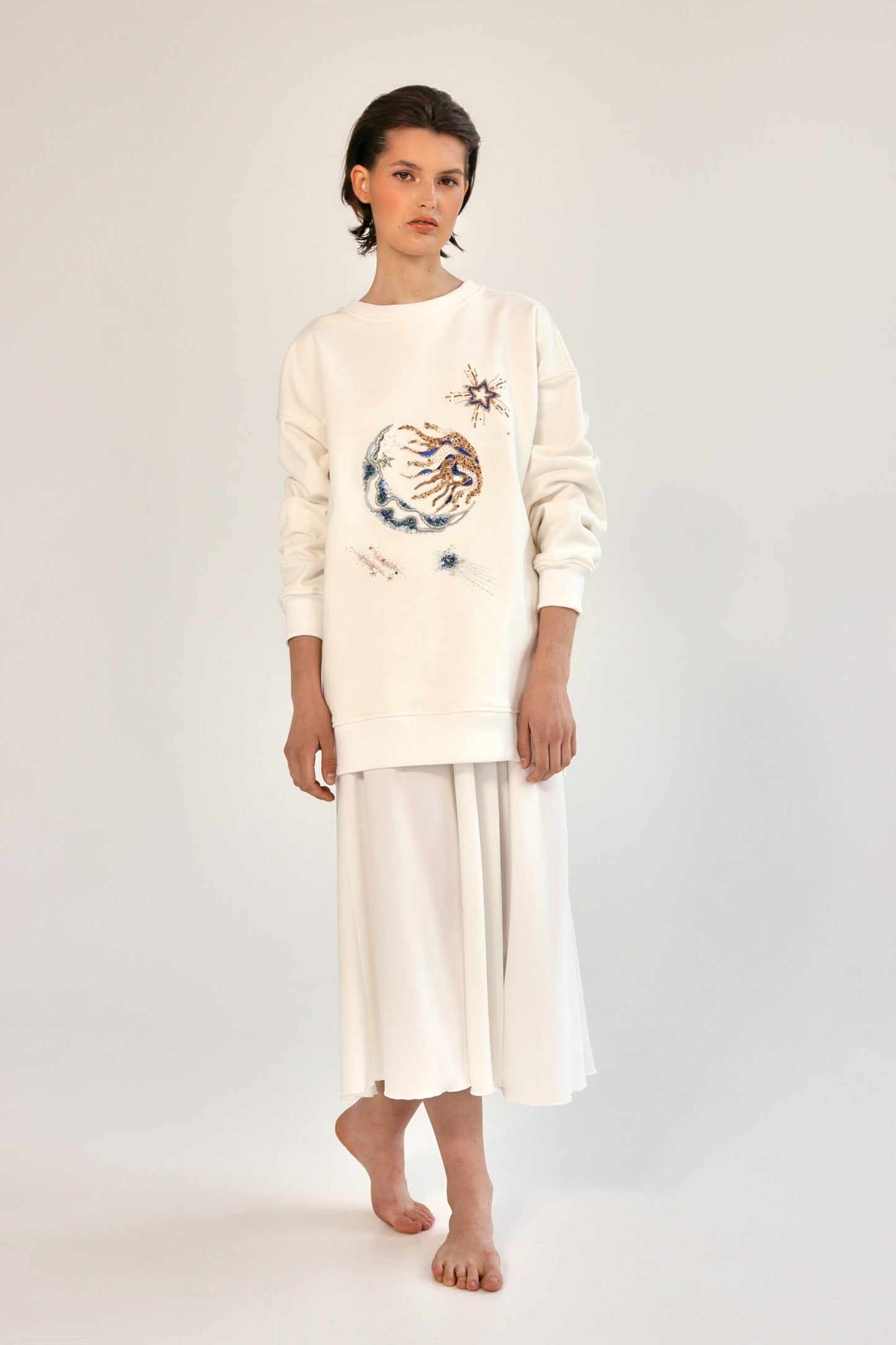 Sudadera Universe Blanca con bordado hecho a mano
