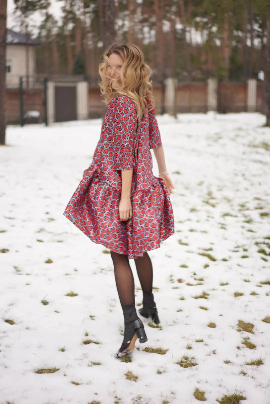 Vestido free-cut con estampado de autor "corazón"