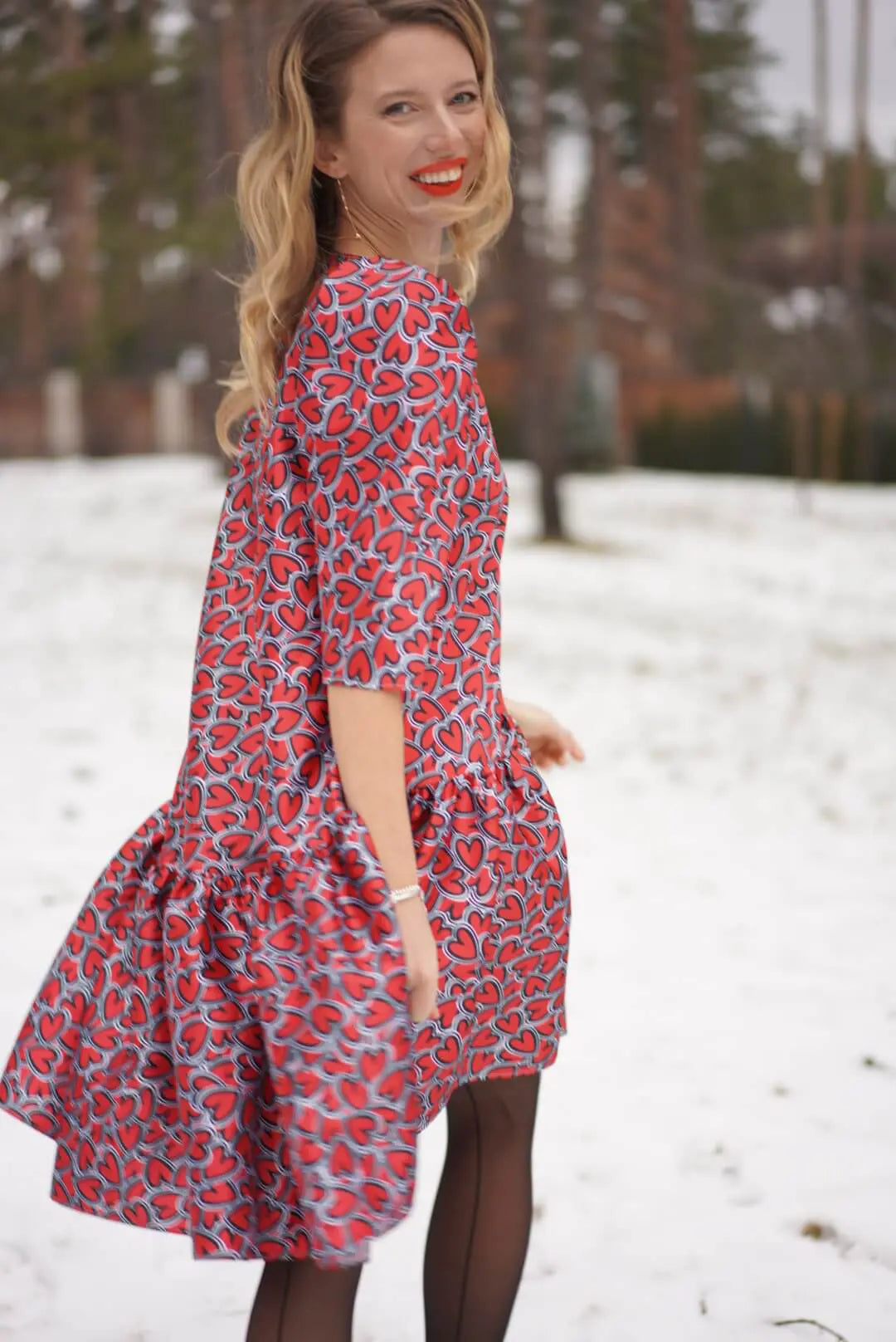 Vestido free-cut con estampado de autor "corazón"