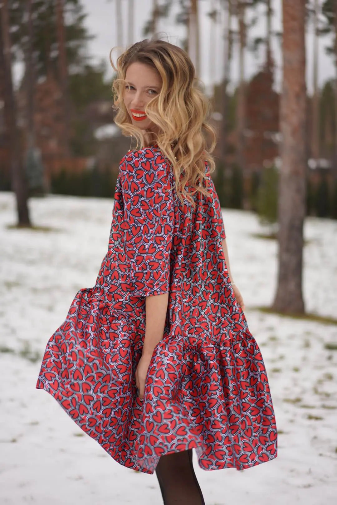 Vestido free-cut con estampado de autor "corazón"