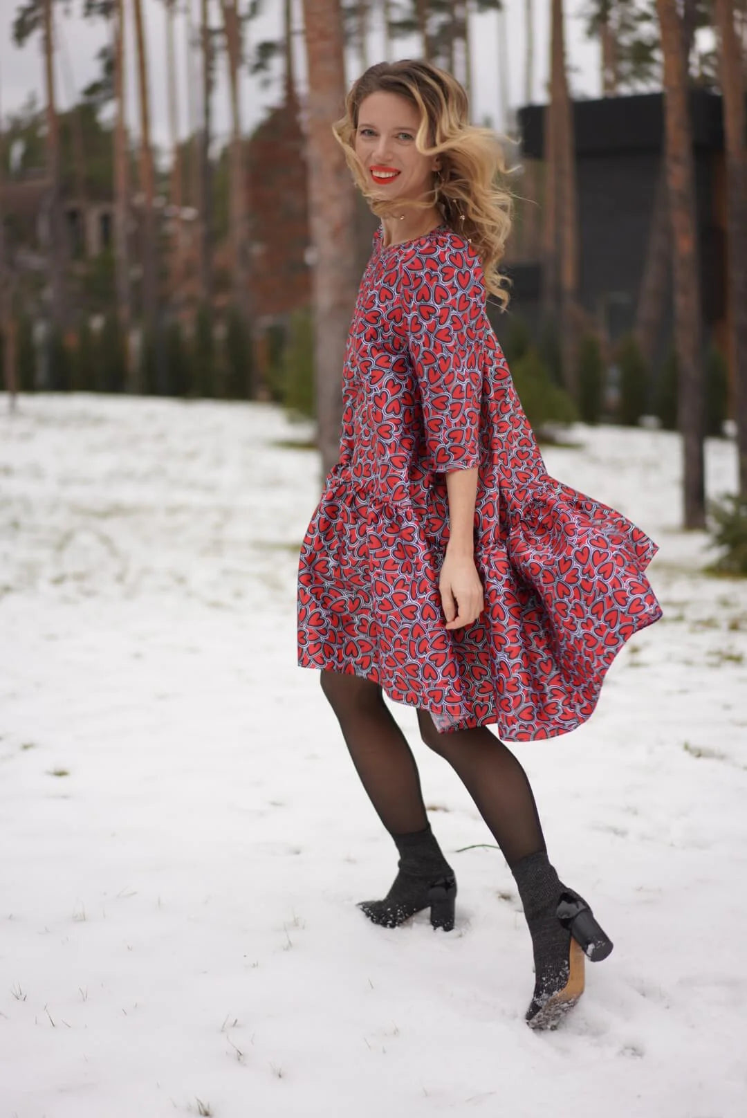 Vestido free-cut con estampado de autor "corazón"