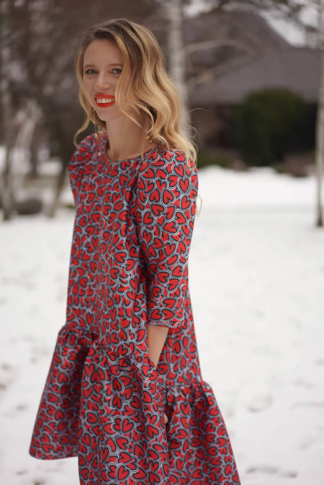 Vestido free-cut con estampado de autor "corazón"