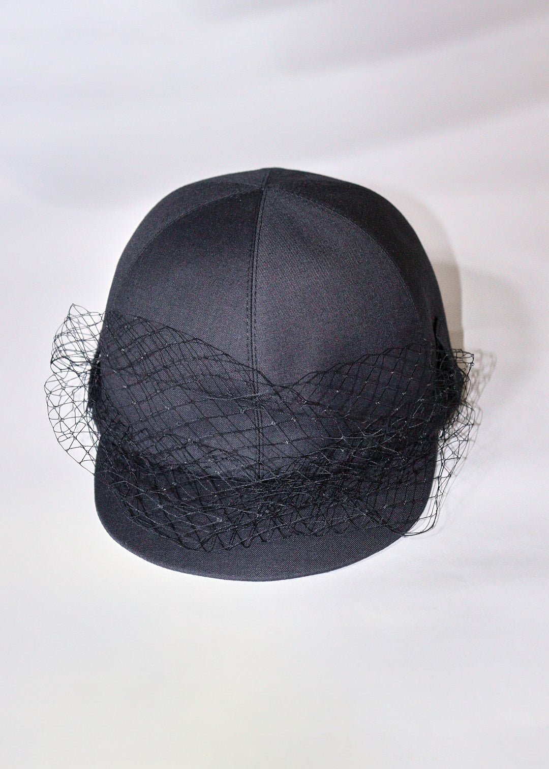 Gorra gris con velo