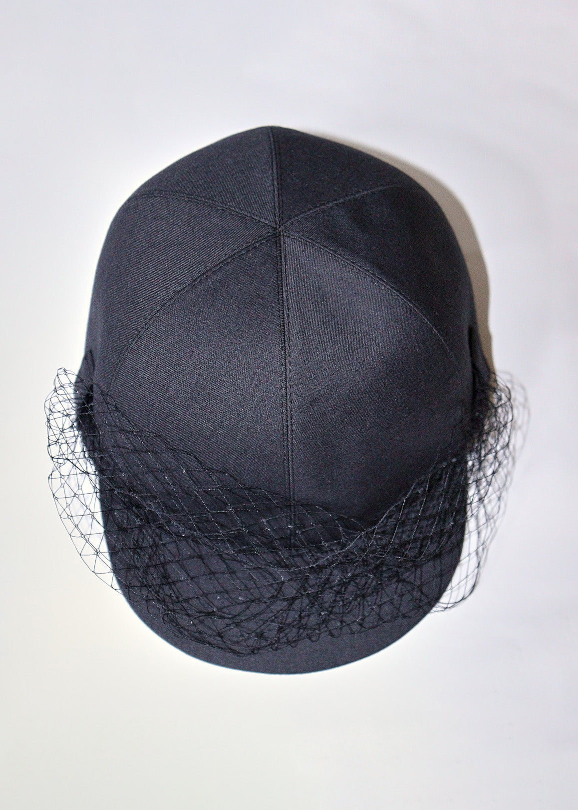 Gorra gris con velo
