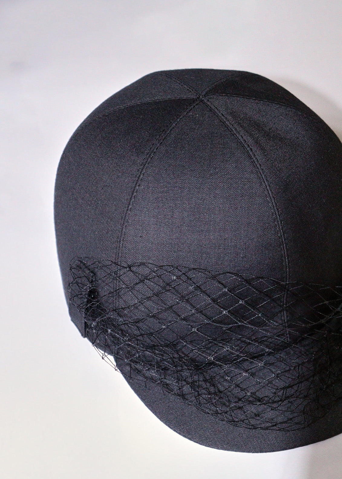Gorra gris con velo