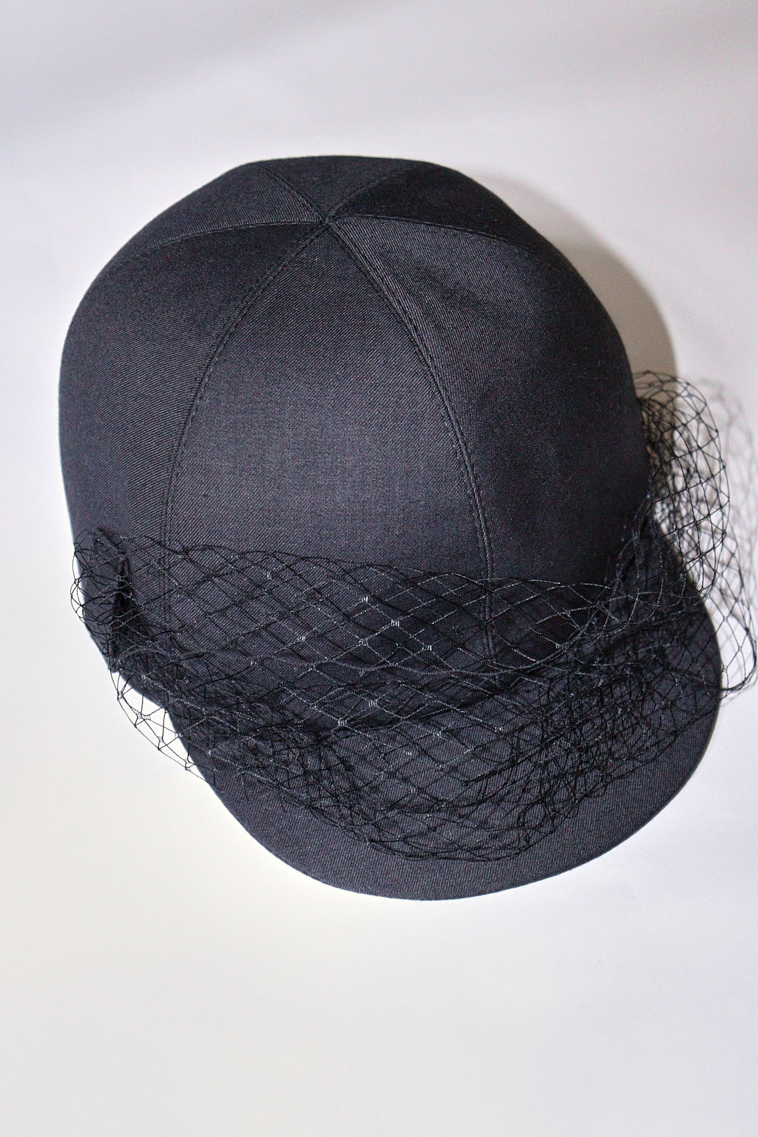Gorra gris con velo