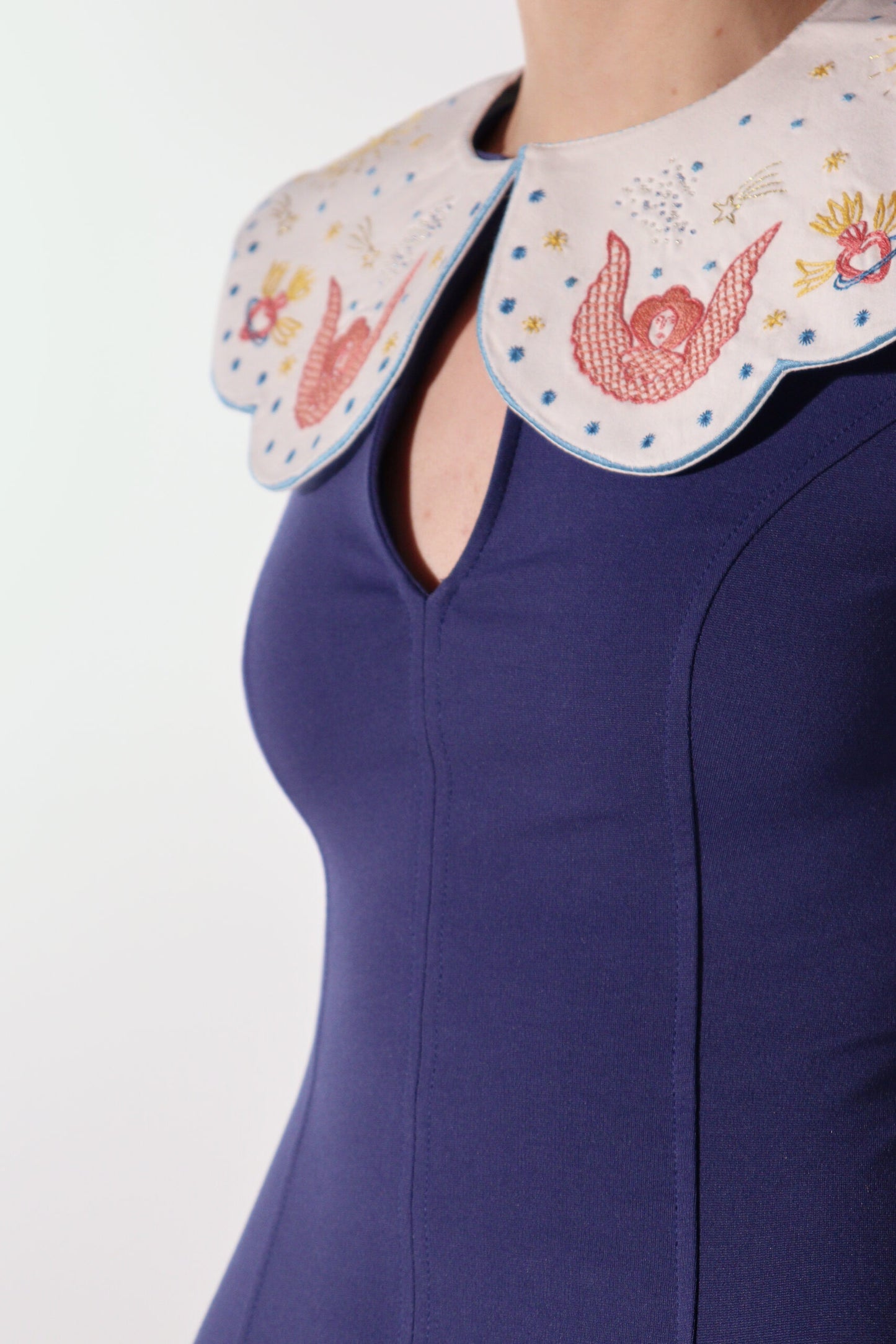 Collar con bordado hecho a mano "Ángeles"