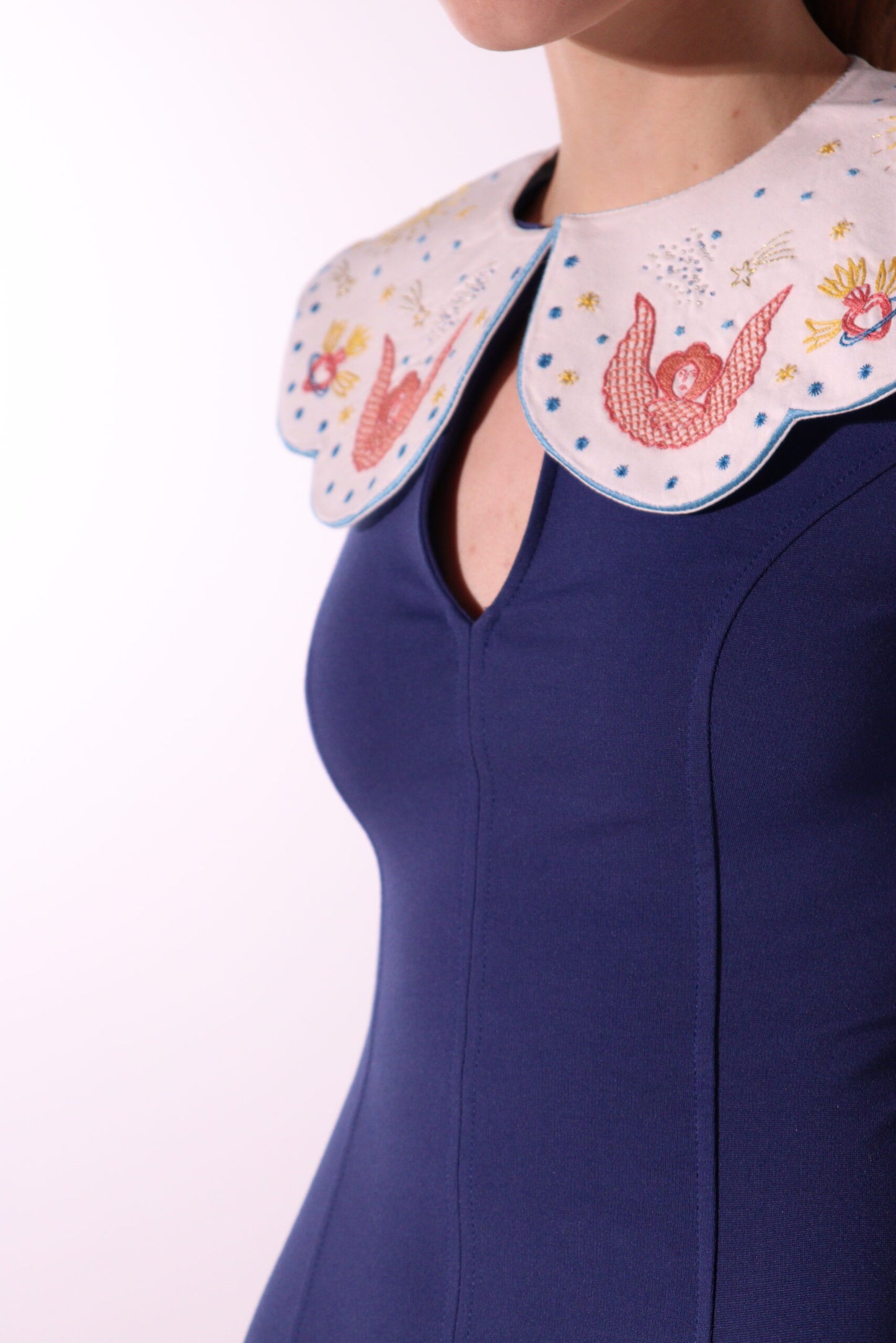 Collar con bordado hecho a mano "Ángeles"