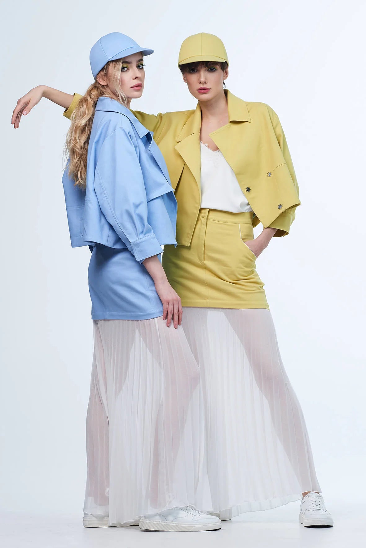 Falda color lima combinada con denim, bajo con volante
