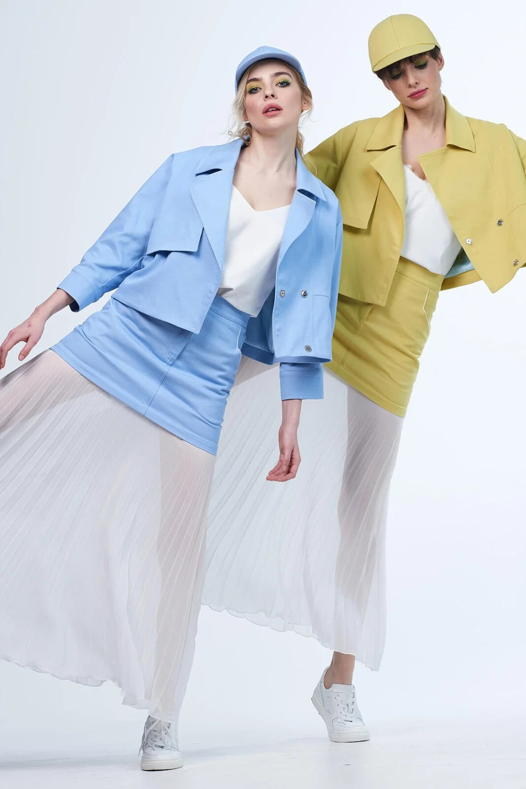 Falda color lima combinada con denim, bajo con volante