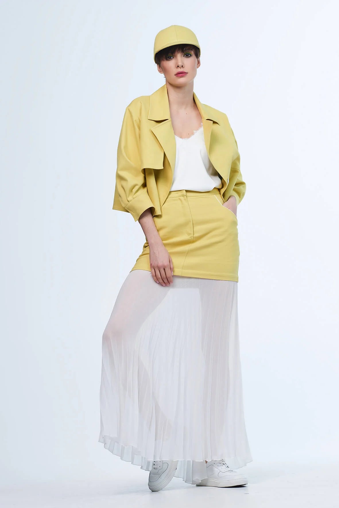 Falda color lima combinada con denim, bajo con volante