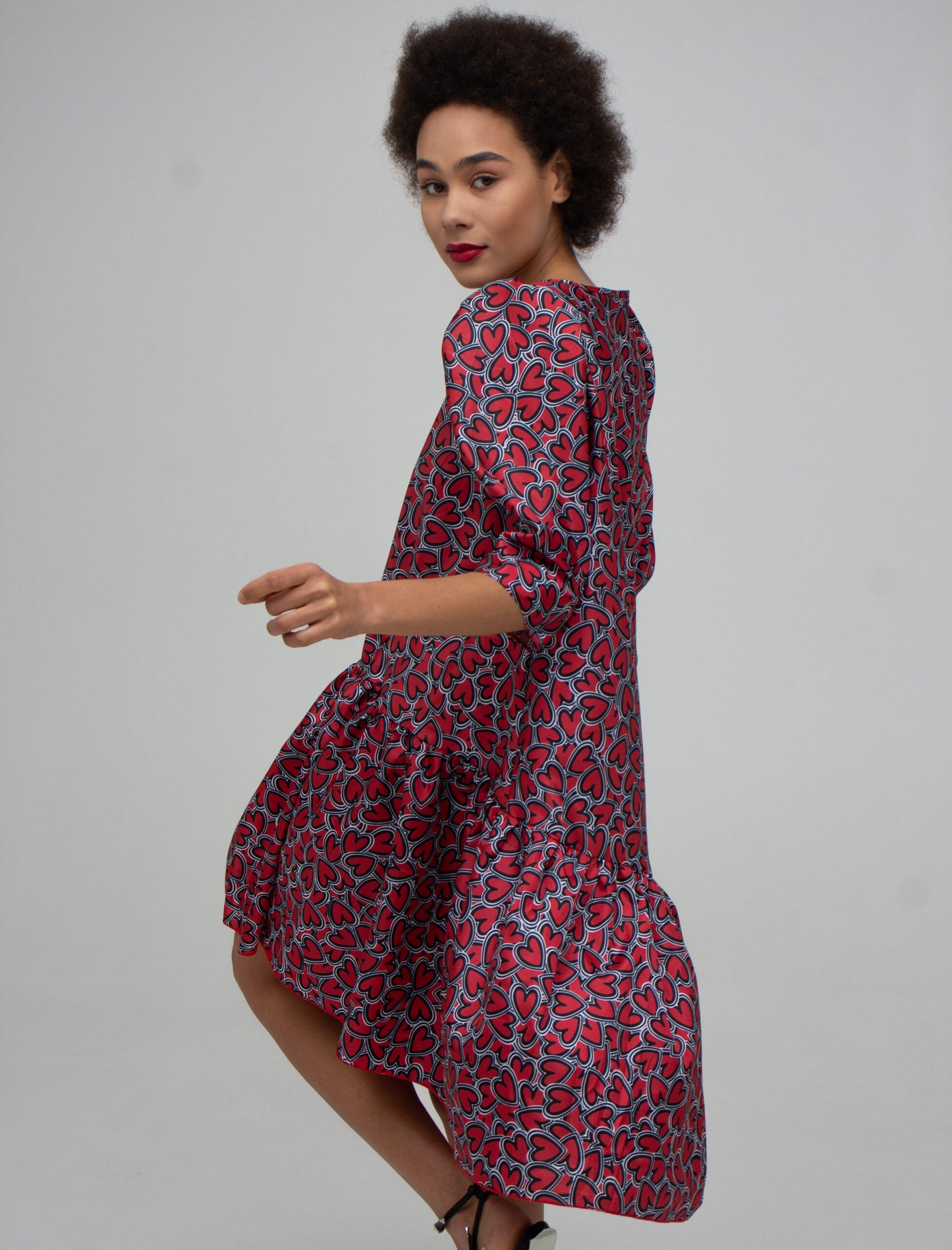 Vestido free-cut con estampado de autor "corazón"