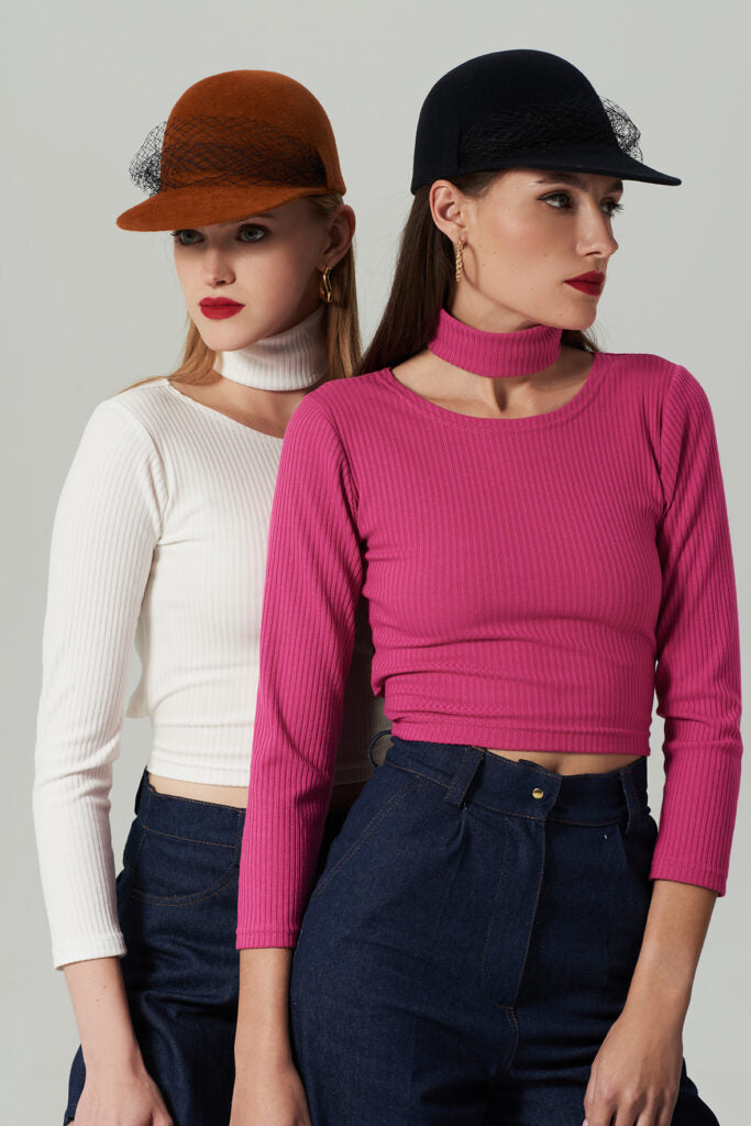Crop top blanco con cintas en la cintura y en el cuello