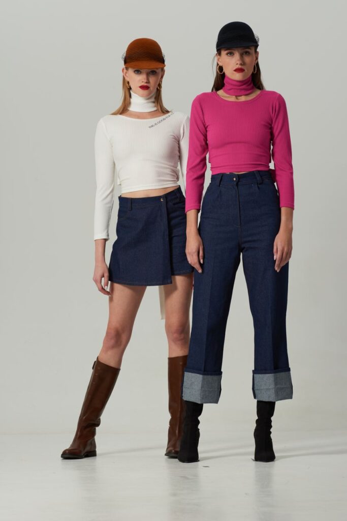 Crop top blanco con cintas en la cintura y en el cuello