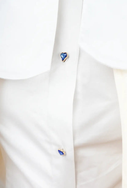 Blusa Off-White con cuello Peter Pan y botones de corazón exclusivos