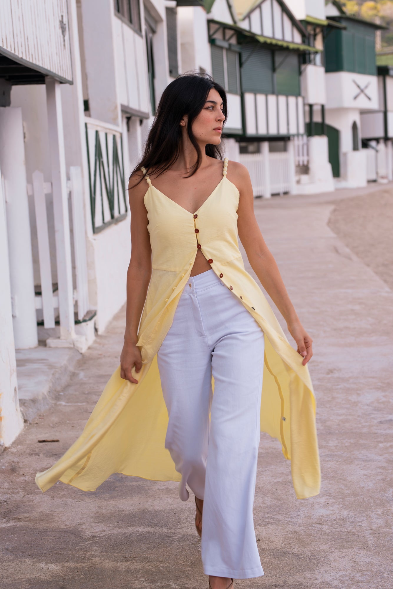 Vestido de lino amarillo mantequilla con botones de nácar