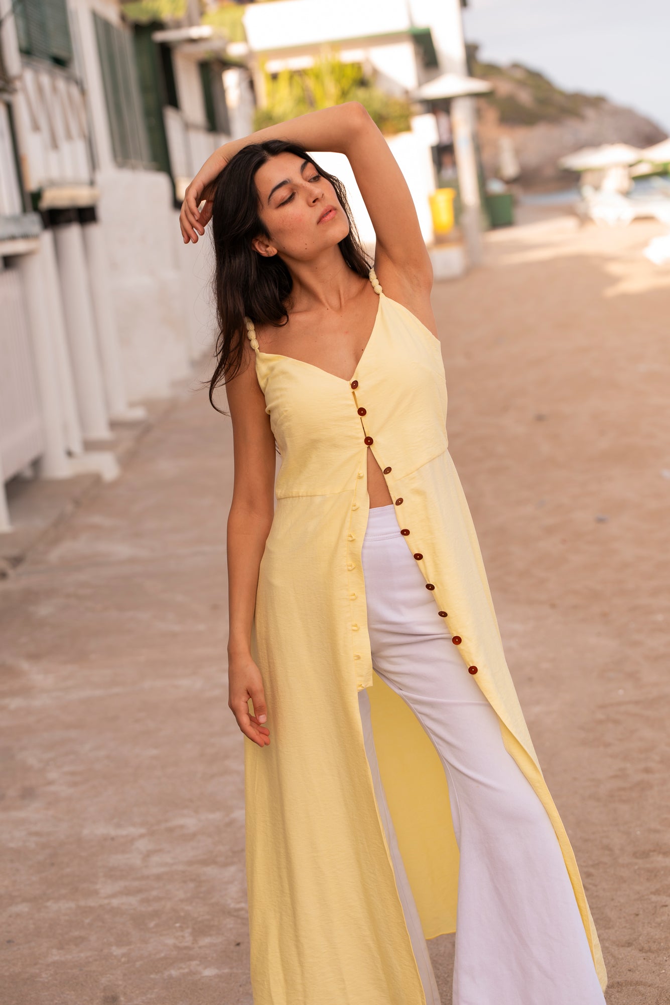 Vestido de lino amarillo mantequilla con botones de nácar