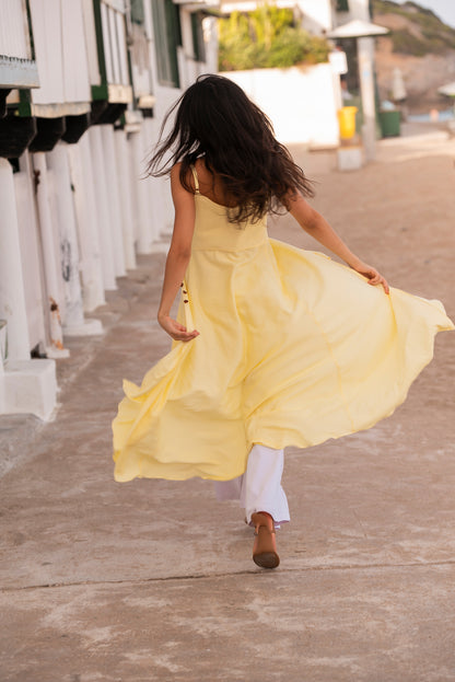 Vestido de lino amarillo mantequilla con botones de nácar