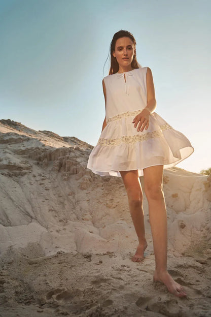 Сукня А-силуету, біла вільного крою з декоративними вставками принт «ромашки», довжина міні