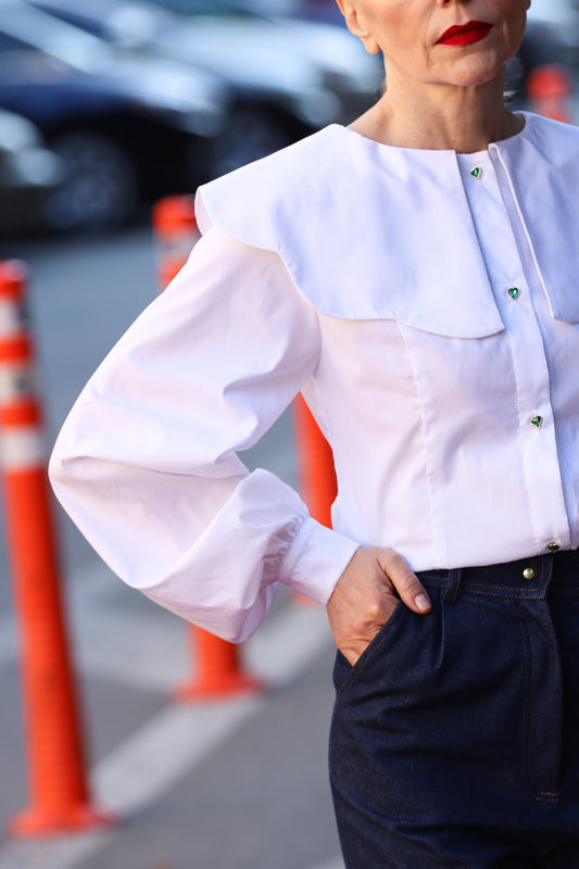 Біла блуза з коміром Пітера Пена та ексклюзивними ґудзиками-сердечками