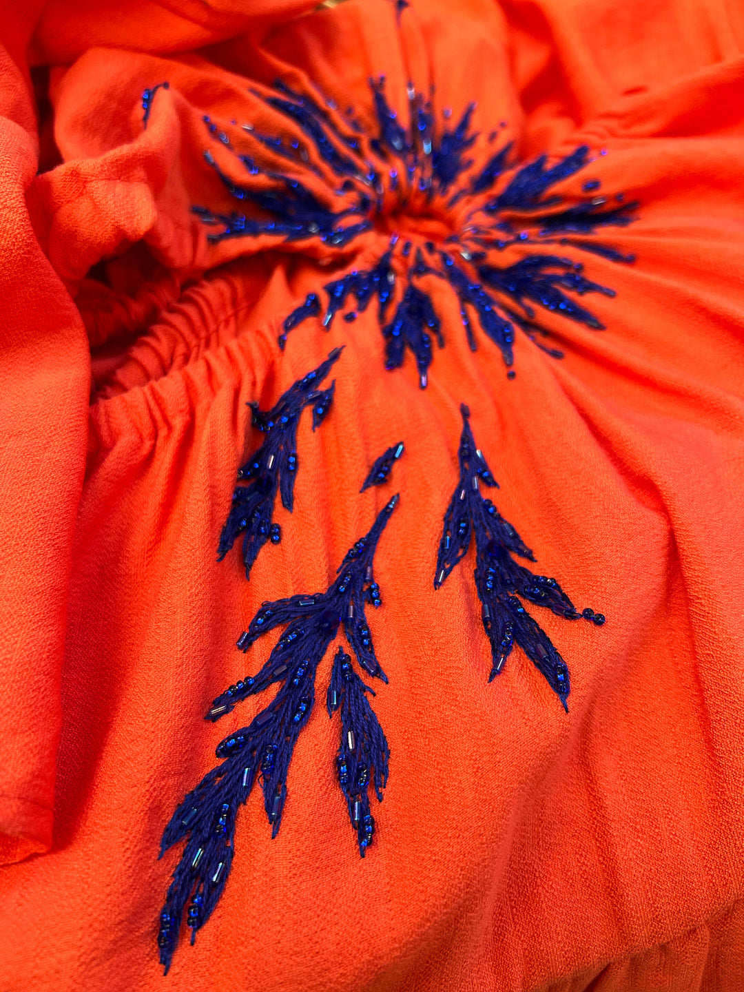 Vestido naranja con bordados hechos a mano