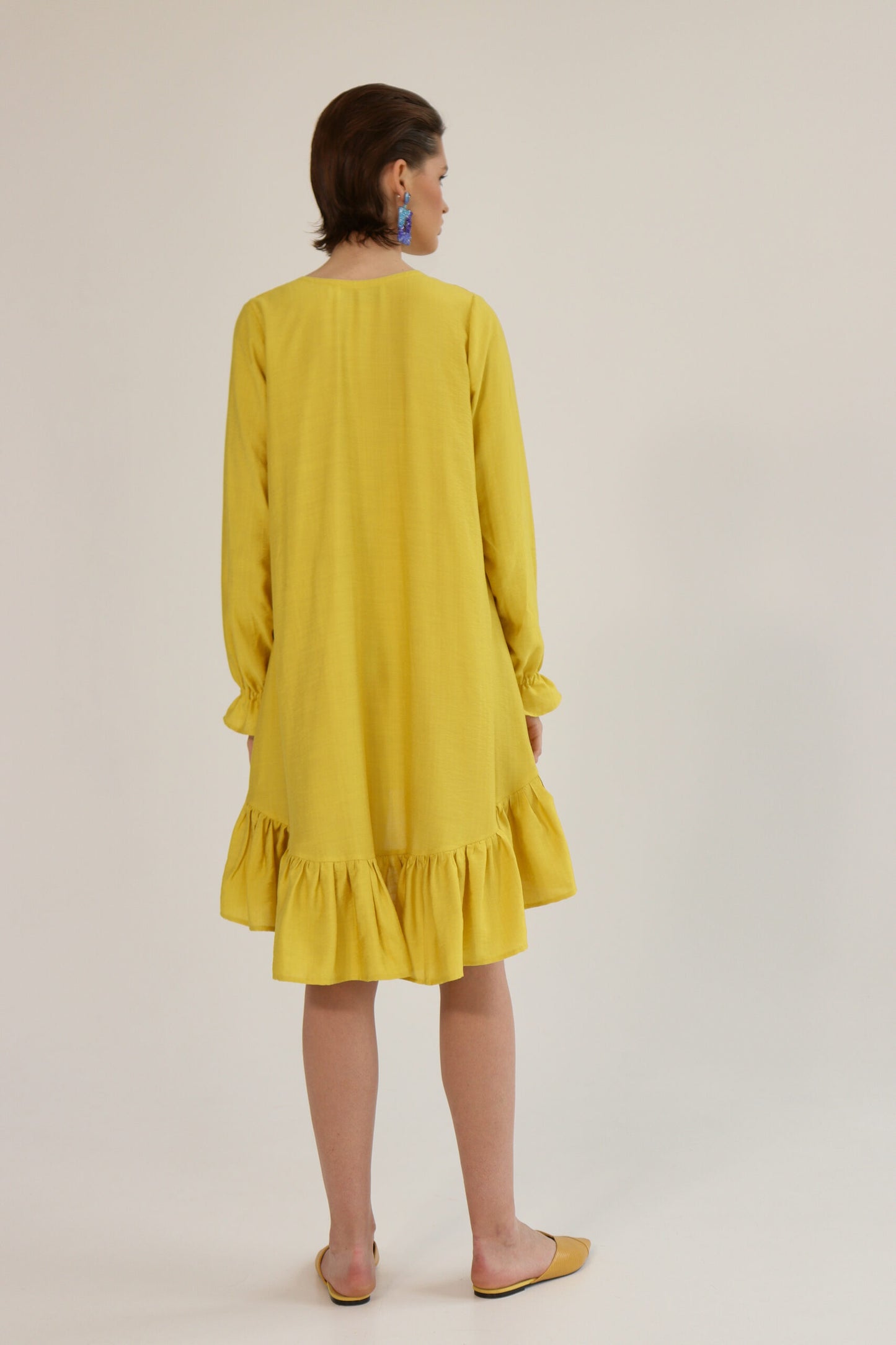 Жовта сукня з воланами, довжина міні.