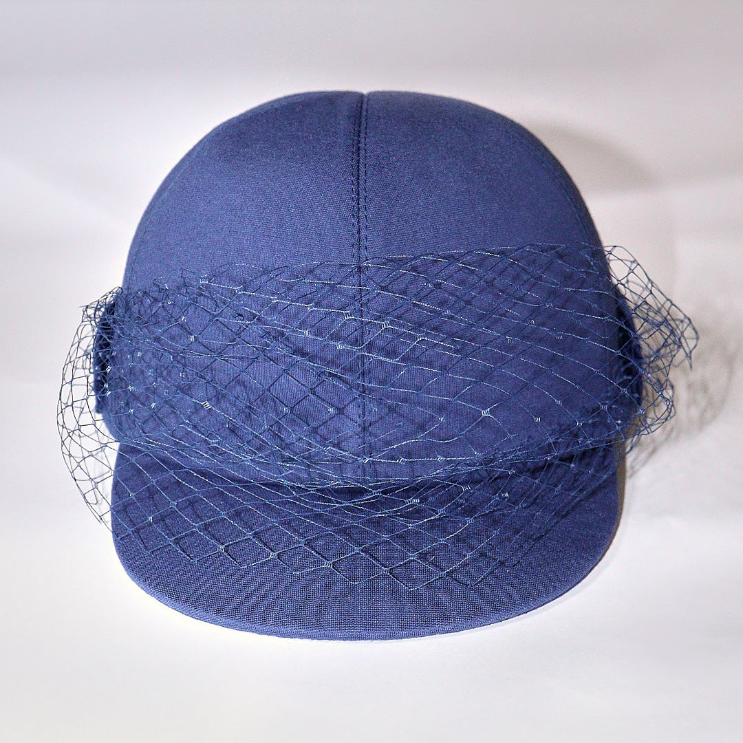 Gorra azul con velo, hecha a mano.