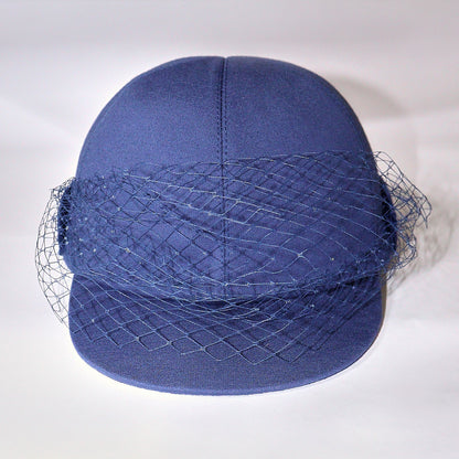 Gorra azul con velo, hecha a mano.