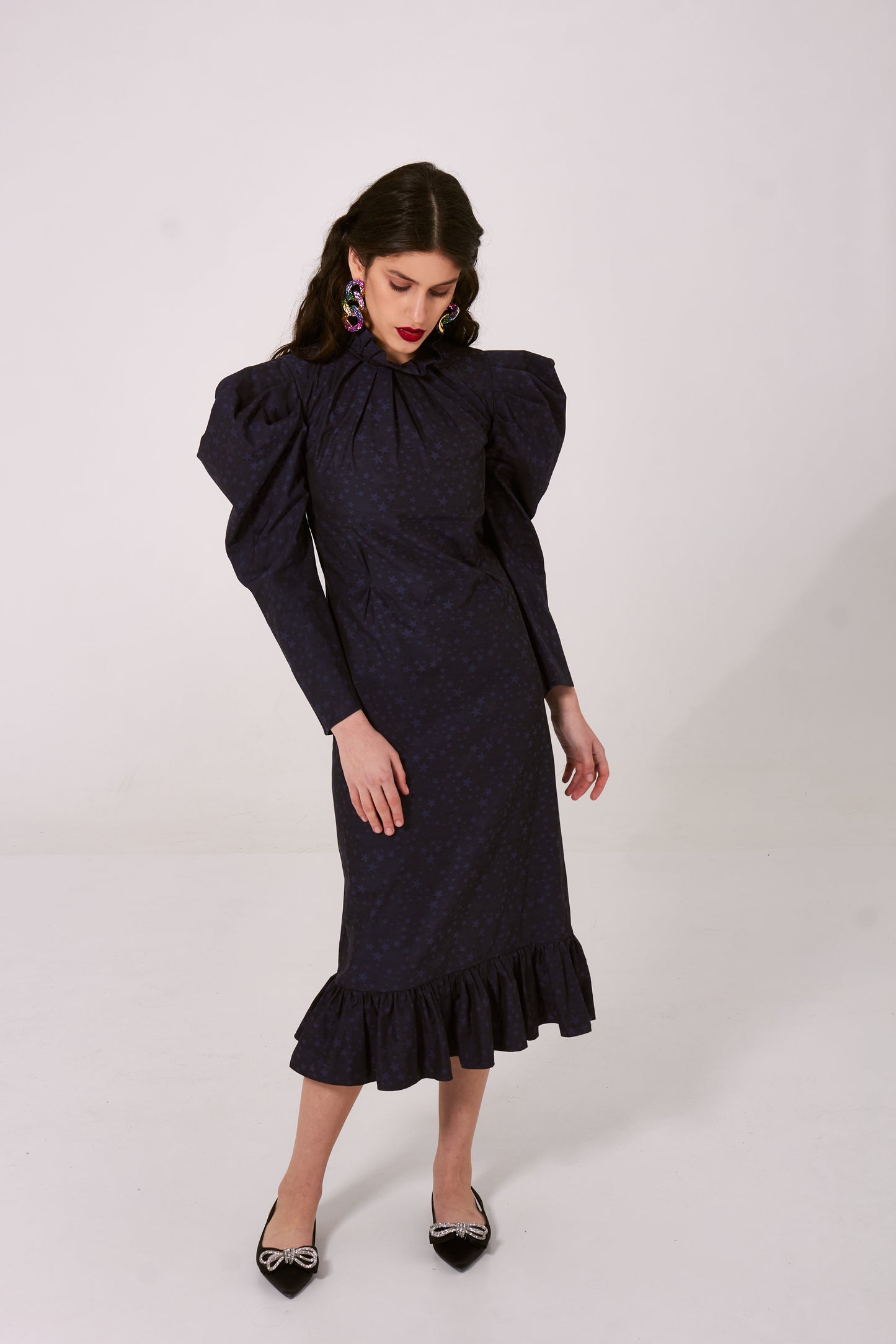 Жакардова сукня міді з рукавами-пуфами
