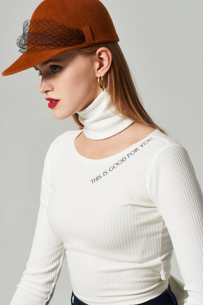 Crop top white with ribbons at the waist, on the neck